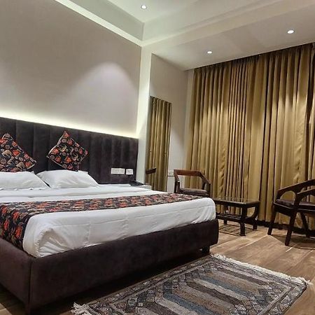 Hotel Alpine Plaza Shāhpur Exterior foto